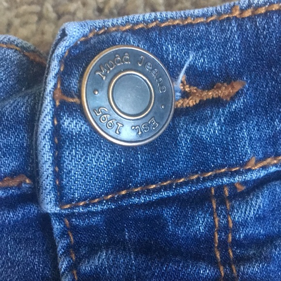 Jean shorts with lace pockets - Picture 3 of 3